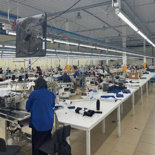 В рамках развития промышленного туризма, Комитет по туризму Республики Ингушетия совместно с Министерством промышленности и цифрового развития Республики Ингушетия организовали познавательную экскурсию на швейное предприятие «4БРА» для детей из Клуба добрых людей.
⠀
Участники экскурсии познакомились с процессом пошива одежды, увидели работу специалистов, узнали о современных технологиях и возможностях лёгкой промышленности в регионе.
⠀
Такие инициативы помогают детям расширить кругозор, формируют интерес к производственной сфере и способствуют ранней профориентации.