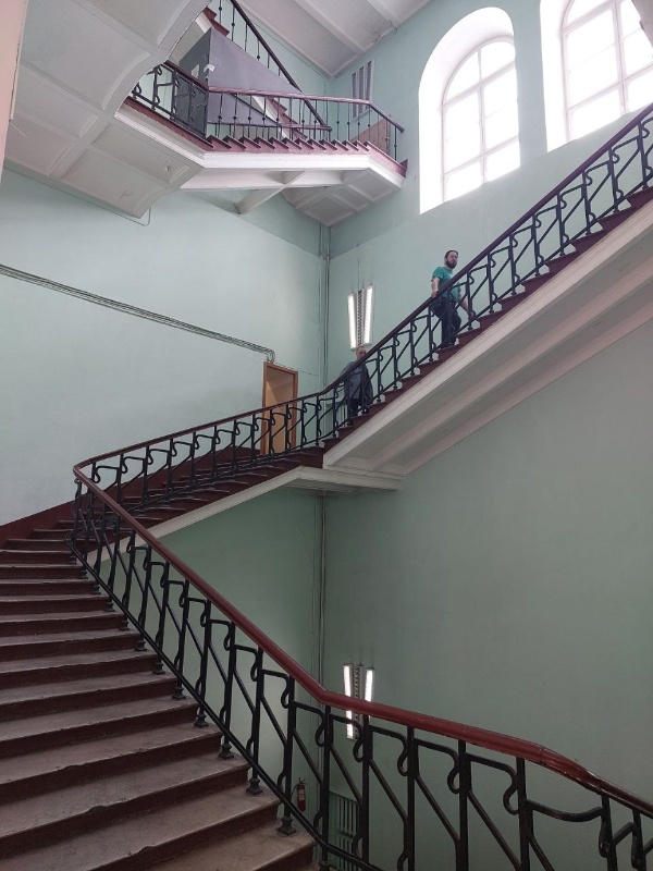 Архитекторы "АСМ Групп" посетили Факультет журналистики Московского государственного университета им. М.В.Ломоносова на Моховой улице для ознакомления с историей, интерьерами и проблемами исторического здания бывшего Аудиторного корпуса, перестроенного в 1830-е годы по проекту арх. Е.Тюрина из городской усадьбы Пашковых. Исторических интерьеров сохранено достаточно мало, а вот конструктивных и инженерных проблем у здания много.