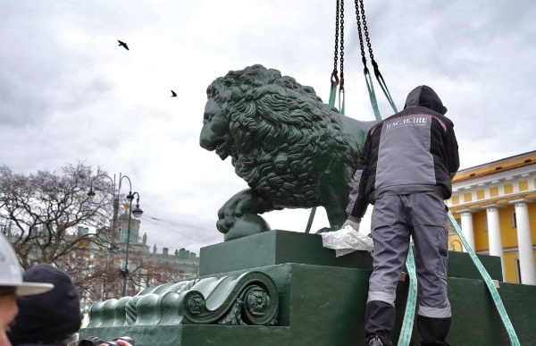 Львов с Дворцовой пристани вернули после реставрации - уже второй за два с половиной года.

В Музее городской скульптуры считают, что львов повредили те, кто пытался взобраться на их спины. Скульптуры сделаны из медных листов толщиной всего до 3 миллиметров, не имеют каркаса и не рассчитаны на такую нагрузку.

Дворцовая пристань построена в 1820-х годах по проекту арх. Карла Росси. В 1832 году были установлены фигуры львов, - точные копии "львов Медичи" с площади Синьории во Флоренции. Скульптуры отлиты на Александровском чугунолитейном заводе.

Странно конечно проводить реставрацию через каждые два года....