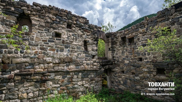 Башенная усадьба «Товханти» расположена напротив комплекса Меллери, на западном склоне горы. Она  состоит из 1 двухэтажной жилой башни "Зовр-г1ала", с восточной стороны  к которой пристроен дворик и одного ядрообразного мавзолея.

Высота башни около 5 метров, крыша отсутствует, ширина южной стены - 6 м., восточной - 8.5 м. Вход в башню расположен с восточной стороны и имеет сводчатые двери на оба этажа. Своды из цельных камней относительно хорошей сохранности.

Южная стена на втором этаже имеет 1 большое окно и 2 маленькие бойницы. Восточная стена имеет 2 арочные двери, 1 окно, 2 бойницы, одна из которых направлена на вход первого этажа.

У башни хорошо сохранились конструктивные детали:  оконные проёмы, ниши, бойницы, которые имеются на всех стенах объекта.
      
Особое значение для истории республики, на наш взгляд, представляет ядрообразный мавзолей, возведенный в конце 18 века и расположенный в 15 метрах южнее башни, он сохранился на всю высоту ( около 3 метров).  

Хочется привести одно интересное предание, которое записывается впервые со слов местных жителей.  Оно гласит, что усадьба появилась позже башни Меллер, также известно, что житель  башни покинул это место.
        
Далее, в этом предании повествуется о том, что владелец этой усадьбы, по окончании строительства  башни и мавзолея, собрал людей близлежащих сёл и продемонстрировал работу мастера. А посмотреть было на что: башня была очень красивой, со множеством бойниц, окон, ниш, а также сводчатых дверных проемов и других конструктивных элементов.

Также житель башни похвастался тем, что на своих землях он собирает по два урожая за год. Среди приглашенных был один незрячий старец из с.Меллер, которому не понравились успехи соседа и с целью выжить его с этих мест, он ему посоветовал обработать земли топленным маслом, для того, чтобы они приносили ему по три урожая за год.

Владелец усадьбы будучи очень  трудолюбивым и простодушным человеком, внял его совету и обработал свои земли маслом. В итоге, земля перестала приносить урожай и лишившись её, житель башни  был вынужден покинуть эти места, так как, раньше единственным источником пропитания была только земля.  И с тех пор, туда никто не заселялся.

Находится в границах территории Джейрахско-Ассинского музея-заповедника.