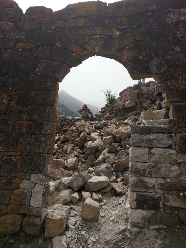 Два года назад была разработана региональная программа восстановления средневековых архитектурных памятников Ингушетии. И сегодня в наших величественных горах активно ведется работа по возрождению уникальных башенных комплексов, которые являются гордостью ингушского народа. 
 
К примеру, с начала года группа «САФМАР» приступила к работам на десяти объектах, включая те, что находятся под угрозой исчезновения. Работы уже ведутся на башенных комплексах Эбан и скоро завершатся на Гоусте, также известном как Обн-Хо.  
 
Восстановление Кели и Пуй идёт полным ходом, археологические исследования продолжаются на храме Тхаба-Ерды. В ближайших планах – начать работы на Вовнушках. 
 
Хочу подчеркнуть, что проводимая работа – это не просто реставрация камня, это возрождение нашей истории и уважения к предкам. Мы не остановимся на достигнутом и будем продолжать важную миссию восстановления.  
Наш долгосрочный план на 5–10 лет охватит множество монументов, чтобы наши дети и внуки могли увидеть и по-настоящему оценить величие духа ингушского народа.