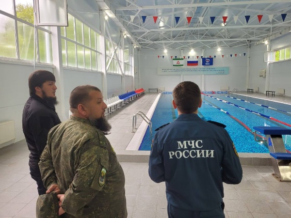 В горском кадетском корпусе прошли занятия по безопасности на водоемах.

Инспектора отдела безопасности людей на водных объектах  накануне посетили горский кадетский корпус имени А.Д. Цароева. Они рассказали ребятам основные правила безопасного поведения на воде. 

не нырять в незнакомых местах;

не игнорировать знак "купание запрещено";

не заплывать далеко от берега;

проверять состояние спасательных средств перед использованием, чтобы убедиться в их надежности;

не умеешь плавать - не суйся в воду.

Ребята узнали ка правильно оказывать помощь при утоплении, как правильно нужно подходить к утопающему, какими спасательными средствами можно пользоваться при купании. В завершении занятий детям роздали памятки с описанием правил охраны жизни людей и оказанию первой помощи при утоплении.