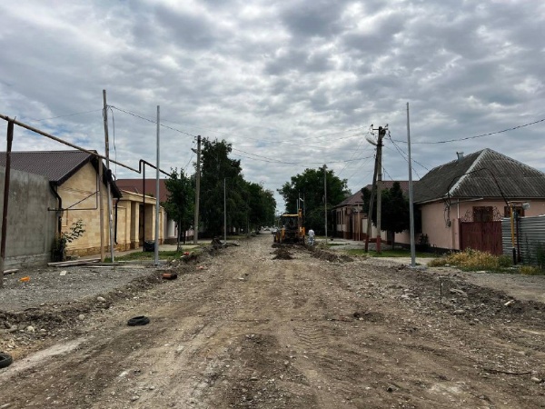 В Сунже обновляют дорогу к Дворцу Культуры.

На улице Энгельса полным ходом идет благоустройство 140-метрового участка. Уже подготовлено основание для асфальта и начата установка 10 новых опор освещения. 

Далее появится удобный и безопасный тротуар для пешеходов. Завершение работ ожидается через 10 дней.
