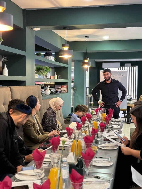 В Магасе в кафе Ailam состоялся бизнес-завтрак с представителями туристического бизнеса, туроператорами и гидами.

В ходе встречи было выдвинуто предложение о создании традиции обсуждений важных тем развития туризма в неформальном общении в формате бизнес-завтрака. Первый бизнес-завтрак был посвящен теме развития туризма и проблемам туристической отрасли в республике Ингушетия, а также выбраны члены правления ассоциации – Китиева Хава, Евлоев Магомед, Евлоева Хава, Газдиев Висхан, Фаргиева Сабира и председатель/директор – Тимурзиев Магомед.

Затем выявили цели и задачи ассоциации, а именно :
- создание в Республике Ингушетия современной, высокоразвитой, конкурентоспособной туристской индустрии;
- то методическое содействие развитию туристской индустрии в республике Ингушетия;
- координация и согласованность деятельности участников Ассоциации на туристском рынке;
- взаимодействие с другими туристскими ассоциациями, в том числе международными;
- содействие развитию рынка туристских услуг в Республике Ингушетия и созданию благоприятных финансово-экономических условий для членов Ассоциации;
- содействие повышению качества обслуживания туристов в организациях, являющихся членами Ассоциации.