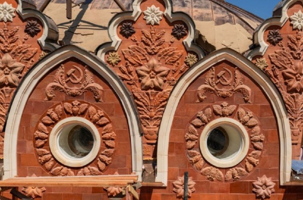 Первый павильон "Главтабак" появился на территории ВДНХ еще в 1939 году, но позже был демонтирован. Здание в нынешнем виде было построено в 1954 году по проекту арх. К.М.Смирнова и художника В.С.Кондратьева. Павильон изначально был посвящен табачной промышленности СССР, но в разные годы там размещались экспозиция "Бытовое обслуживание населения", представительство губернатора Саратовской области и кафе с верандой, а с 2017 года здание было закрыто на реставрацию.

Сейчас работы по реставрации 35 павильона ВДНХ близки к завершению. Одной из главных вех стало возвращение на крышу здания его исторического украшения - позолоченного шпиля с фирменной эмблемой. Высота шпиля около 9 метров, а диаметр превышает 3 метра. Конструкция собрана из 160 элементов и покрыта сусальным золотом. Помимо шпиля павильону вернули более 10 000 керамических изразцов на фасады, отреставрировали уникальную хохломскую роспись на потолке и фризе, воссоздали мозаичный пол в технике терраццо, а также заново изготовили металлическую люстру диаметром свыше 3 метров. 

После завершения работ в павильоне "Главтабак" откроется клуб чайной культуры.