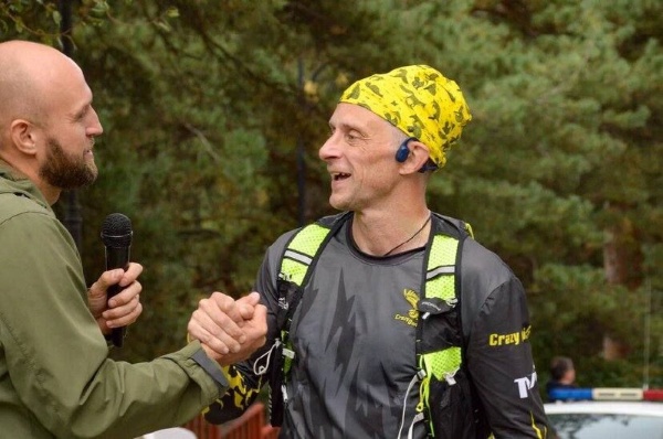 В минувшие выходные, в рамках официальных мероприятий, посвященных 100-летию Республики Ингушетия, состоялся ежегодный традиционный «Марафон Джейрах», являющийся самым сложным асфальтным марафоном России.

В 2024 году в мероприятии приняли участие спортсмены из 70 городов 34 Субъектов РФ, в том числе, спортсмены из Ингушетии. Мероприятие проходило на Республиканском курорте ЛОК “Армхи”.

Дистанции, которые преодолели спортсмены: 4, 8, 21 (классический полумарафон), и 42 км (марафон по правилам ОИ).

Итоговый протокол результатов VI «Марафон Джейрах» можно посмотреть здесь: https://t.me/djeirahmarathon/119.

Стоит отметить, что участники от Ингушетии отличились на всех дистанциях, заняв высокие позиции в итоговом протоколе.

В частности, 1 место на дистанции 4 километра занял Накастоев Магомед, а на дистанции 21 километр 2 место взял Лимаев Михаил.

Во время общей программы мероприятия также состоялся забег на Ляжгинский водопад и детский забег на 500 метров.

«Марафон Джейрах» проводился при активной поддержке Администрации Джейрахского района и лично Главы района, Комитета по туризму Республики Ингушетия и лично Главы комитета, Руководства Национального курорта “Армхи”,  Комитета государственной охраны объектов культурного наследия, сотрудников Джейрахско-Ассинского музея - заповедника и лично директора, оператора Национальной системы “Территория”, и других организаций.

Особую благодарность за всестороннюю помощь в подготовке и проведении мероприятия, организаторы выражают всем медицинским службам Джейрахского района и Республики, спасотряду МЧС, МВД, а также обычным гражданам, которые приехали поддержать мероприятие, оказывали помощь на маршруте и пунктах питания.

Уже запланирован 7-й Джейрах, который может пройти в формате всероссийского фестиваля. 

Организаторами "Марафона Джейрах" выступает АНО "Объединенные Территории Кавказа".