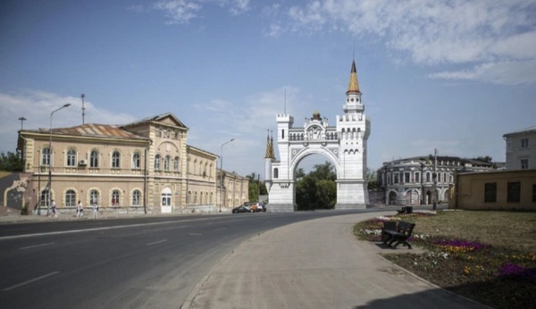 В Нижнем Новгороде планируется воссоздание Триумфальной арки. Предположительно, Триумфальная арка исторически представляла собой строение на кирпичном фундаменте, в основе которого был силовой каркас из металла с обшивкой доской, окрашенной в светлый цвет. 

Основные объемы угловых башен имели дощатую обшивку с имитацией рустов. В покрытии кровель башен была использована медь. Рядом с аркой планируется строительство выставочного пространства из металлического каркаса в темных тонах, где разместятся в том числе кафе, фондохранилище и сувенирная лавка.
