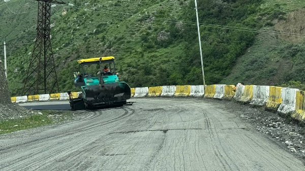 От перекрёстка улиц Льянова и Базоркина до улицы Мамилова в с.п. Джейрах началась укладка первого слоя нового асфальтового покрытия. Современная технология обеспечит жителям гладкую дорогу и комфортное передвижение, делая район ещё привлекательнее и уютнее.