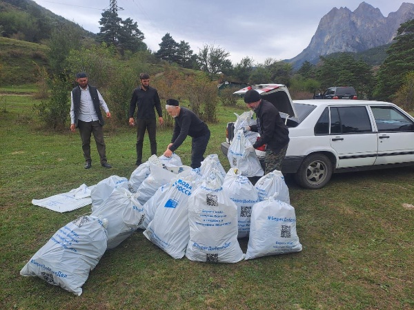 Сотрудники музея-заповедника провели субботник на территории древнего комплекса "Эгикал" и по руслу реки "Аьги-хи". 

Было собрано и вывезено около двадцати мешков мусора. 