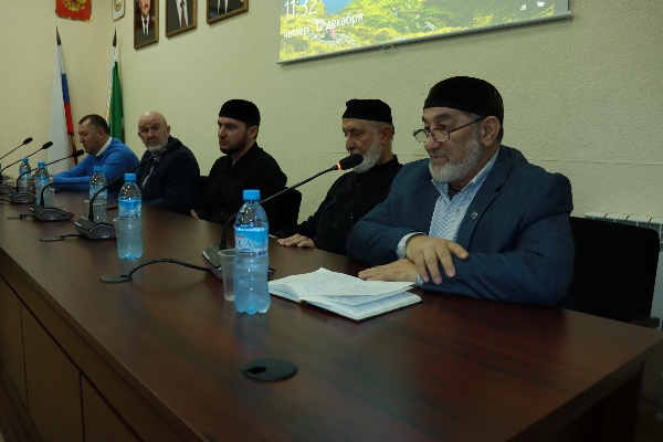 В ГБУ «Мемориальный комплекс Славы имени А. А. Кадырова» состоялось мероприятие, организованное РГО (Русское географическое общество) в рамках проекта «Наследие народа».

Организаторы отмечают, что проект реализуется при государственной поддержке- гранта Главы республики для некоммерческих организаций в 2024 году и при содействии Департамента по взаимодействию с религиозными и общественными организациями Администрации Главы и Правительства Чеченской Республики, и направлен на сохранение исторической памяти чеченского народа посредством проведения лекций и непосредственного общения.

Данное мероприятие прошло в формате лекции с участием приглашенных специалистов, одним из них выступил старший научный сотрудник отдела археологии и архитектуры ГБУ «Аргунский музей-заповедник» Баканаев Р.С. Как отметили собравшиеся, собрание прошло крайне плодотворно и интересно.