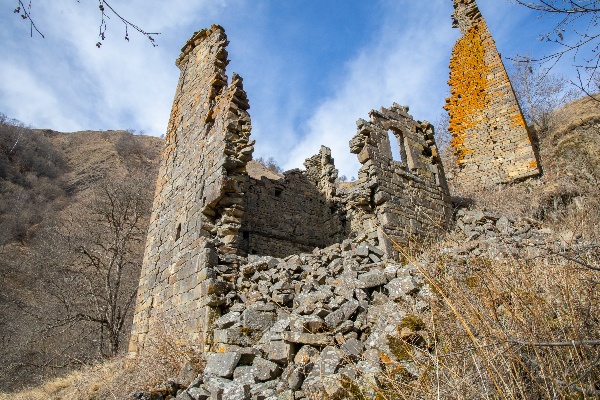 Работники Аргунского музея заповедника побывали в Бовлойском ущелье. Провели технические работы на четырех объектах культурного наследия.