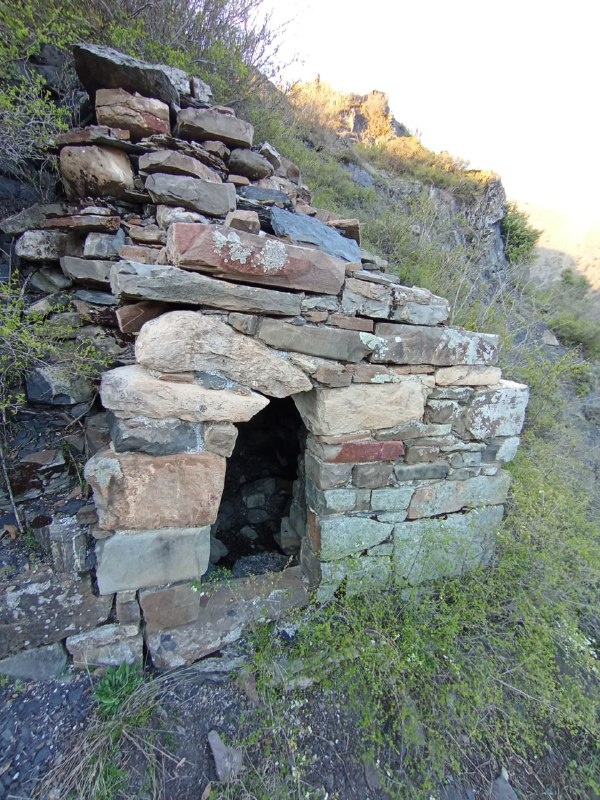 В районе поселка Кербите, на гребне горного кряжа, возвышается небольшое позднесредневековое святилище с квадратным основанием (2,50 х 2,60 м). Раннее постройка располагала уплощённой двускатно-ступенчатой крышей. В центре фасадной южной стены наблюдался сводчатый дверной проем. В высоту святилище достигала до двух метров. На внешней стороне западной стены отмечалась прямоугольная ниша. Ложносводчатая камера сооружения (1,80м) перекрывалась массивными каменными плитами. В восточной стене камеры наблюдались две небольшие прямоугольные ниши.

Культовое сооружение было воздвигнуто тщательно, на известковом растворе. Кладка стен полигональная, приближающаяся к порядковой. Снаружи и изнутри у стен просматривалась желто-белая штукатурка. Данный памятник в первые был отмечен Л.П.Семеновым и И.П.Щеблыкиным. Стационарное его исследование, выявившее внутри постройки только кости жертвенных домашних животных, осуществил М.Б.Мужехоев в 1976 году (Чахкиев Д.Ю. Древности горной Ингушетии).
 
Постройка одноэтажная. Ширина южной стены составляет 2,50 м. Восточная и западная стены длиною 2,60 м., а северная сторона пристроена к склону горы. Толщина стен 55 см.  На сегодняшний день техническое состояние памятника неудовлетворительное, сохранность его составляет 50 %, крыша отсутствует (полевой материал).