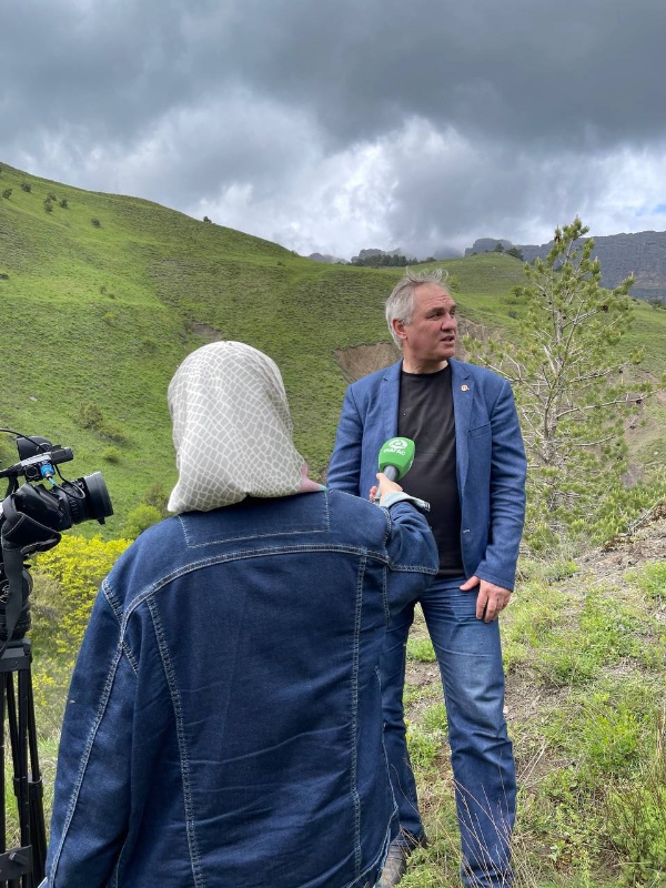 Представители команды разработки и внедрения Национальной системы «Территория» совместно с Главой комитета государственной охраны объектов культурного наследия Республики Ингушетия Кодзоевым Тимерланом Умаровичем и директором Джейрахско-Ассинского историко-архитектурного музея-заповедника Сампиевым Ахмедханом Алихановичем провели рабочую поездку в горную часть Республики Ингушетия.

Во время поездки посетили группу отдаленных и труднодоступных объектов, где в последнее время проводились научные исследования и были сделаны важные находки. 

На месте отчитались о ходе работ по внедрению, предварительных результатах и проблемах, обсудили вопросы взаимодействия комитетов Правительства Республики Ингушетия с администрацией Джейрахского района для оказания содействия процессу внедрения Национальной системы «Территория» в Джейрахском районе.

Также были затронуты вопросы безопасности подъездных путей к отдалённым объектам, обеспечения их сохранности в связи с необходимостью организации пеших маршрутов для гостей Республики.