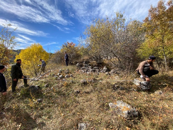 В эти дни сотрудники музея-заповедника провели плановую работу по фиксации и учету раннее неучтенных циклопических строений,  расположенных в 300-350 м. северо-восточнее башенного комплекса «Средний Озик».  

Большинство строений имеют смежные стены и не имеют связующего материала. Объекты находятся в руинированном состоянии.

Циклопические строения относят к эпохе до нашей эры. Всего на данном участке выявлено 27 строений и 3 заградительные стены.

Все они будут внесены в перечень выявленных объектов культурного наследия республики.