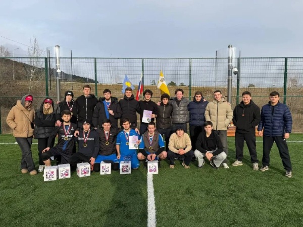 Сборная ПГУ по футболу – победители кубка главы г. Кисловодска

25 января в честь празднования Дня студента был организован первый фиджитал-турнир главы города Кисловодска, в котором сборная университета одержала яркую победу, а также команда СПО ИЮиИ и ИРГЯИиГТ заняла 4 место. 

В соревнованиях приняли участие восемь команд из разных учебных заведений Ставрополья, что сделало турнир масштабным и конкурентным. Сборная продемонстрировала высокий уровень подготовки, сплочённость и волю к победе, уверенно завоевав первое место.