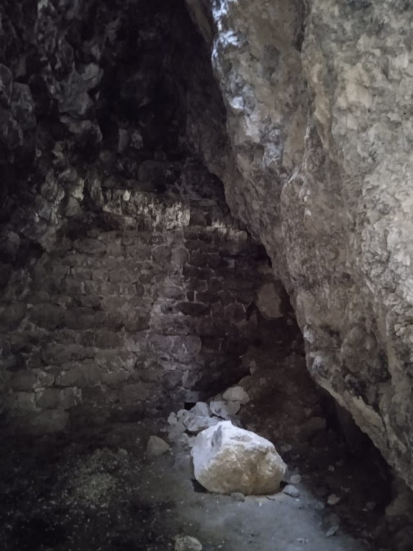 Уникальный памятник в горах Ингушетии, сохранившийся в первозданном виде – Дзауркъонги-Джел. Находится в 2 км севернее села Верхний Гули. Башня имеет три яруса. Поразительно, что крышей башни служит огромный валун, к которой она пристроена.

По преданию, которое дошло до наших дней, ее построил искусный мастер-зодчий из представителей тейпа Дзауровых. Первый и второй этажи он соорудил для овец, а третий этаж для пастуха, который присматривал за ними. На второй этаж овец загоняли с помощью трампа. Вокруг этой башни были пастбища, днем он там пас овец, а в вечернее время, чтобы не отгонять ее домой, он загонял в эту овчарню.        

Постройка имеет два входных проема на первый и второй ярус, а на третьем этаже имеются небольшие прямоугольные лазы-отверстия, которые, возможно, служили для вентиляции, или для наблюдения.

Деревянные перекрытия, с помощью которых обеспечивалось разделение ярусов, к нашим дням не сохранились.  

Памятник сохранил хорошее состояние, благодаря тому, что он пристроен к скале, которая обеспечивает ему защитную функцию. Находится в границах Джейрахско-Ассинского государственного историко-архитектурного и природного музея-заповедника. Подлежит государственной охране.