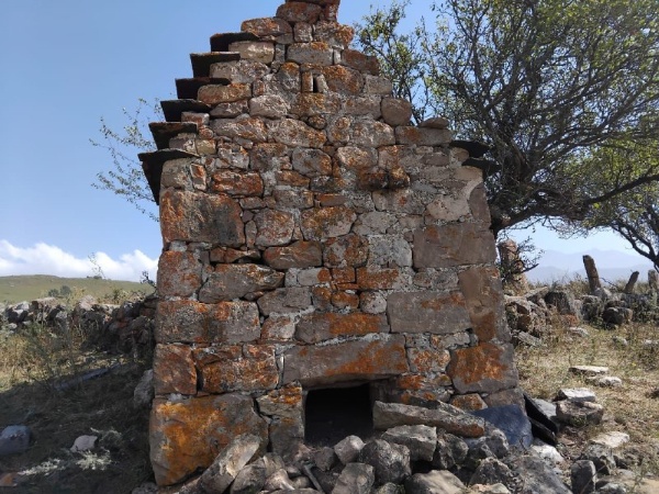 3 сентября и.о. директора Джейрахско-Ассинского музея-заповедника Ахмедхан Сампиев совершил инспекционную поездку к архитектурному комплексу «Б1арах».

«Б1арах" - архитектурный комплекс замкового типа на отроге горы Цорей-Лоам.  В 900 метрах к юго-востоку от Коали расположен Нижний Барах, а в 800 метрах юго-восточнее на гребне горного кряжа находится Верхний Барах, северо-восточнее от башенных  комплексов Герите и Таргим. Комплекс расположен на отметке 1500 м. над уровнем моря. Со всех сторон окружен горами.

Находится в Джейрахском районе Ингушетии, входит в сельское поселение Гули. Родовое село ингушского тейпа Б1арахой.

Согласно народному преданию, по одной из версий, комплекс основал в давние времена легендарный ингушский богатырь Барахо (Б1арахо-К1ант), сын Таргима. Вот что пишет об этом Ч.Ахриев в своём труде "Ингуши (их предания, верования и поверья)": "от Аэйги произошёл Барханло и основал аул Барким, от Таргима произошёл Барахо и основал аул Барах".

По другой легенде, Б1арах получил своё название от словосочетания "б1аь баьре" (100 всадников). Но эти всадники были необычными. Речь шла о воинах, которые могли молниеносно вступить в сражение. Кроме того, в случае необходимости несколько суток они могли вести осаду или дожидаться неприятеля. Так было, когда древний Барах задумывался как единый оборонительный комплекс. Сегодня Б1арах делится на два селения - комплекса - Верхний (старый Б1арах), и Нижний Б1арах. Они близки друг к другу. Сейчас комплекс почти весь разрушен, но в некоторых стенах сохранились арочные проемы и другие мелкие элементы.

Раньше здесь за высокой̆ оборонительной̆ стеной̆ стояли боевые башни. По сути, это был высокогорный̆ форпост в северной̆ части горной̆ Ингушетии. Вид из Верхнего Б1араха открывается панорамный̆. Просматриваются  ущелья и аулы от Хамхи, Эгикал, Таргим до Гаьнти, Пялинг, Ний, Никоте.

Рядом со склеповыми могильниками находятся мусульманские могилы. На стыке религий предки сохраняли преемственность и уважение к вере и почитание традиций праотцов. Устоял трехэтажный пирамидальный склеп, и рядом другой - с двускатной удлиненной кровлей. На первом сохранилось грубо, словно схематично, выполненное изображение человека. Руки лежат вдоль тела. Без оружия. Многие исследователи изучали этот склеп, пытаясь разгадать послание предков. Также в верхней части Нижнего Бараха стоит высокая антропоморфная стела, которая представляет большой научный интерес для многих исследователей (такие же стелы расположены на территории комплекса «Мяшхи»). В черте поселка также можно наблюдать столпообразное святилище.

Эта земля овеяна легендами. Из Б1араха вышли многие знаменитые ингуши. Например, Б1архой К1ант – известный̆ в народе как защитник страны, очень смелый, отважный, бескомпромиссный в борьбе со злом, а также яркие представители фамилии: религиозные деятели, участники войн, ученые, писатели, поэты, бизнесмены и спортсмены. 