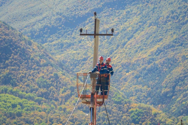 В Джейрахском районе Ингушетии ведутся работы по подготовке электросетевой инфраструктуры к зимнему периоду.

Филиал «Россети Северный Кавказ» – «Ингушэнерго» реализует комплекс технических мероприятий, на которые направлено свыше 3 млн рублей. Это позволит повысить надежность электроснабжения для более чем 3,3 тыс. жителей и 30 социальных объектов горной зоны.

Учитывая суровые климатические условия высокогорья, специалисты применяют современные решения: на линиях электропередачи заменяют устаревшие провода на самонесущий изолированный провод протяжённостью более 5 км.

Уже проведена замена поврежденных опор, расчистка просек, а также ремонт трансформаторных подстанций. Эти меры позволят свести к минимуму аварийные ситуации и обеспечить бесперебойную работу энергетической системы района.
