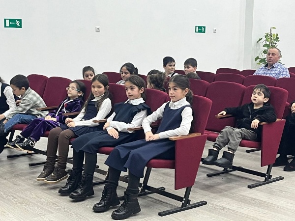 В Доме культуры с. п. Ляжги прошёл познавательный час «Особый мир — театр», приуроченный к Международному дню театра!

Под руководством художественного руководителя Газдиевой М. Р. участники познакомились с рассказом А. П. Чехова «Хирургия» и обсудили его особенности — в том числе возможности сценической интерпретации произведения.