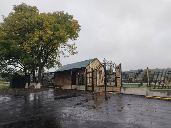 В селе Алхасты завершились работы по благоустройству двух кладбищ. 

Это часть третьего этапа масштабной программы по реконструкции мест захоронений в республике.

На территории обустроены молельная комната, хозяйственные помещения для хранения инвентаря, установлены ограждения, проложены пешеходные дорожки и оборудованы парковочные зоны с удобными подъездами.

Проект реализован при поддержке президента группы «САФМАР» Микаила Гуцериева и Главы региона Махмуда-Али Калиматова.

Напомним, что в 2023 году фонд «Возрождение», созданный Микаилом Гуцериевым, профинансировал обновление порядка ста кладбищ и объектов духовного значения. В рамках текущего этапа работы планируется благоустроить ещё 20 кладбищ.