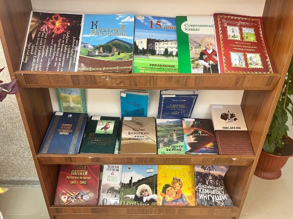 В Доме культуры с. п. Ляжги открыта выставка книг на ингушском языке.

Книги очень разные: народные сказания и легенды, произведения классиков ингушской литературы, современные издания для детей и взрослых.