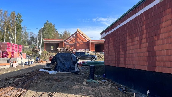 Продолжается строительство нового коттеджного поселка в деревне Сярьги Ленинградской области по проекту "АСМ Групп". 10 разных индивидуальных коттеджей будут расположены в живописном месте с полной инфраструктурой.